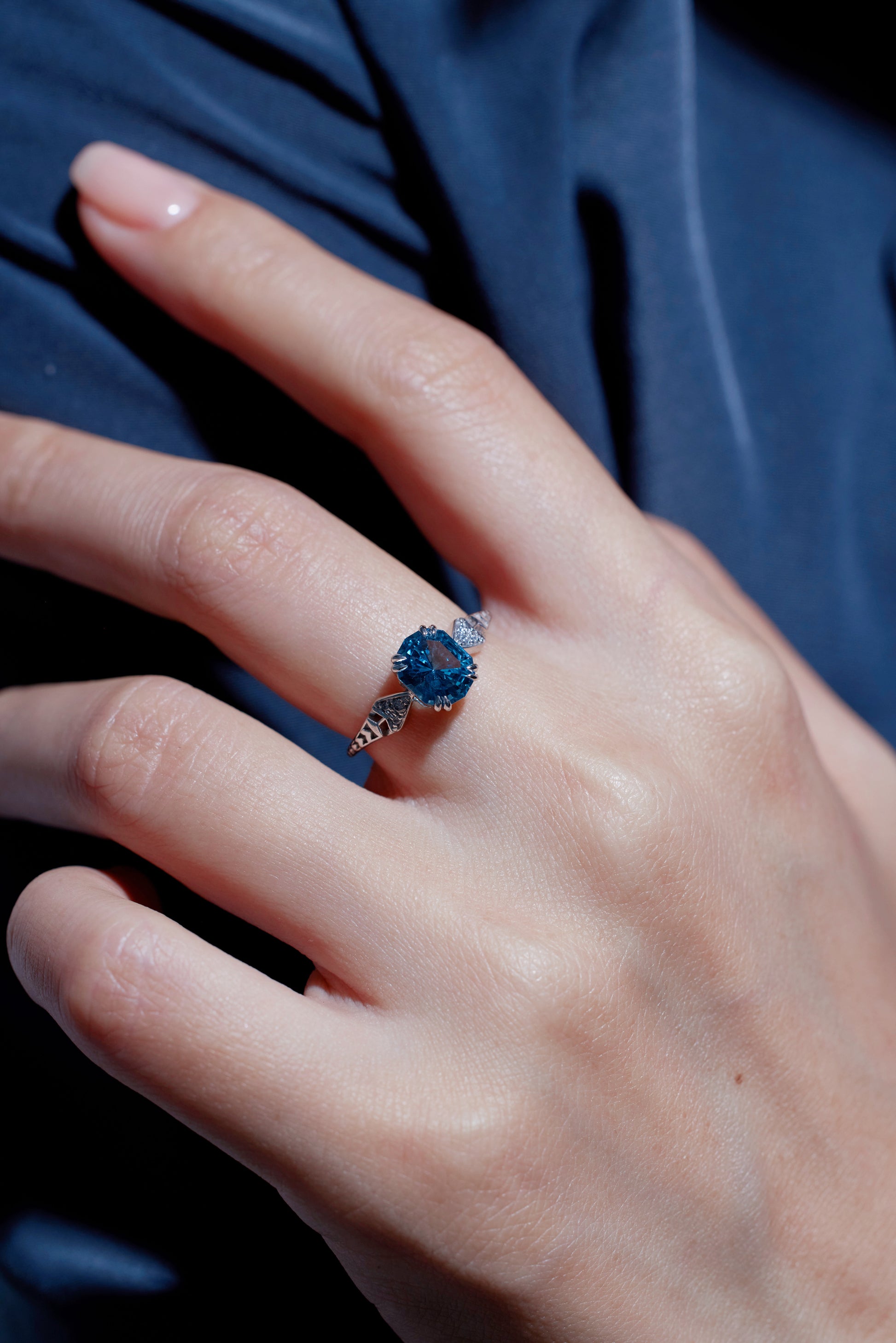 Dual Arrow | Topaz Platinum Diamond Ring