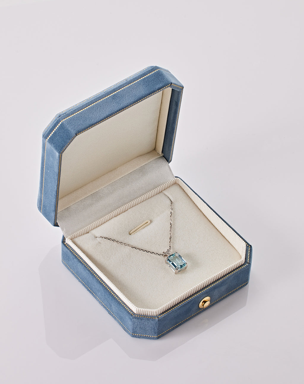 Platinum necklace with aquamarine and diamonds from Ostara’s Art Deco collection
