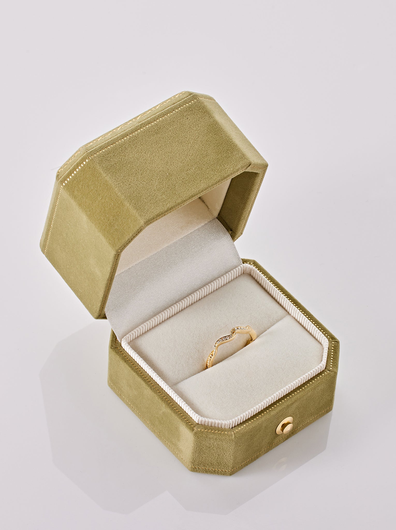 Convertible diamond ring with two ways to wear, from Ostara's Seine collection